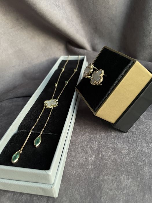 Набор золотые четырехлистники изумруды сапфиры