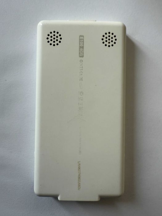 Аудіо плеєр iRiver E100 (4 GB) — MP3/відео-плеєр, FM-радіо, microSD