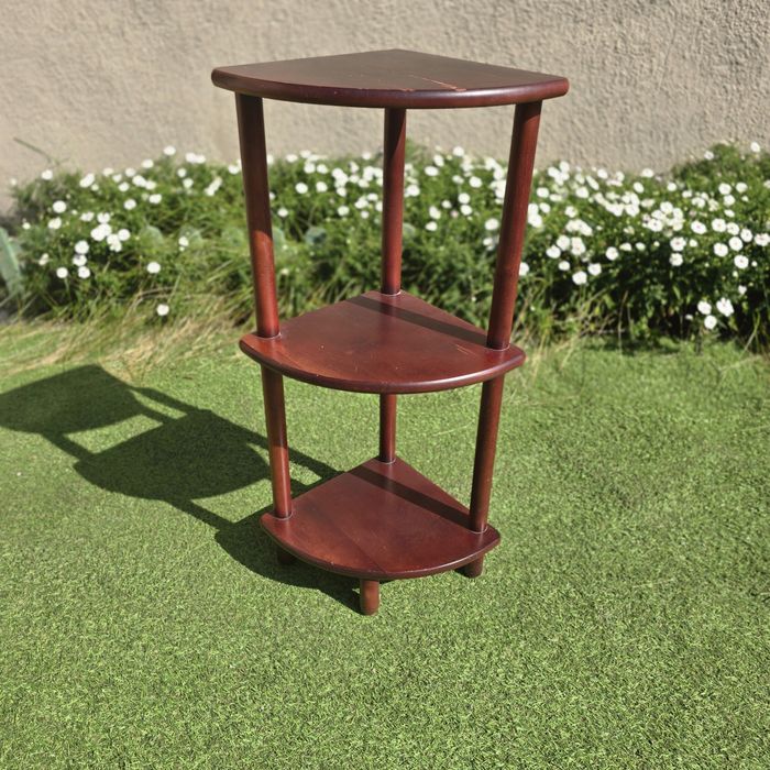 Drewniany regalik narożny