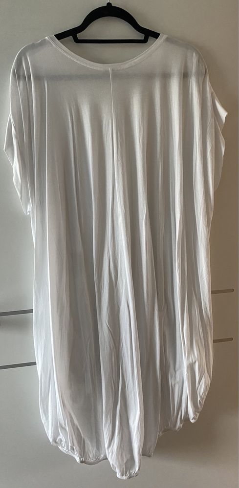 Biała sukienka oversize MMC