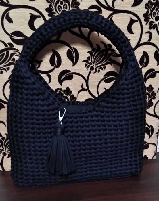 Чорна в'язана сумка