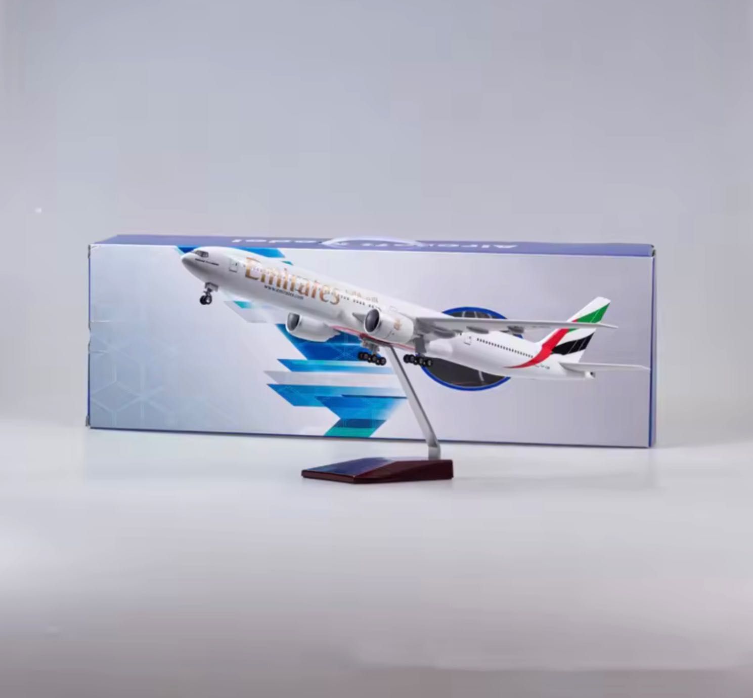 Emirates airlines Boeing 777, com luzes led na cabine , escala, 1,060