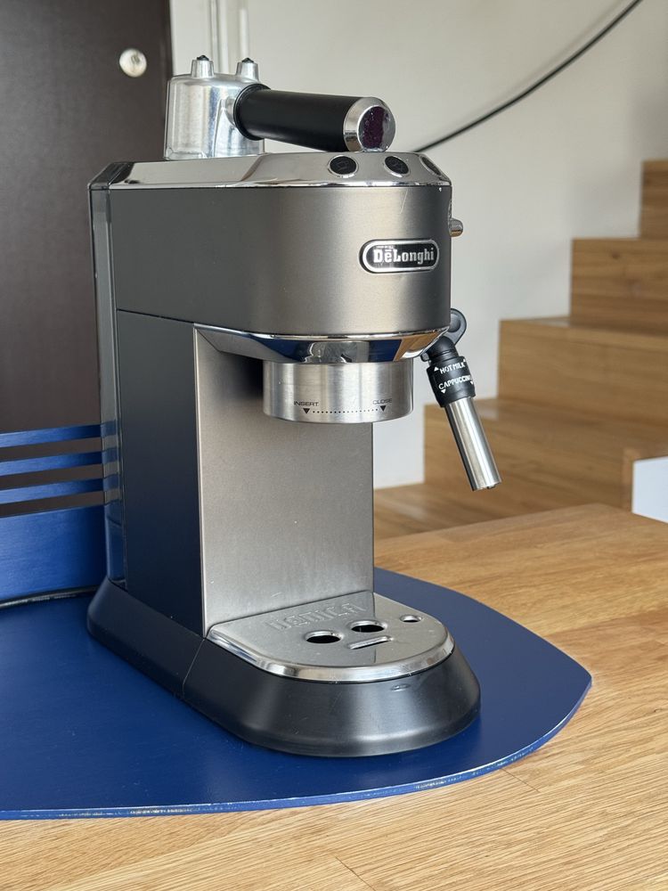 Ekspres kolbowy ciśnieniowy DeLonghi Dedica Style EC685.BK