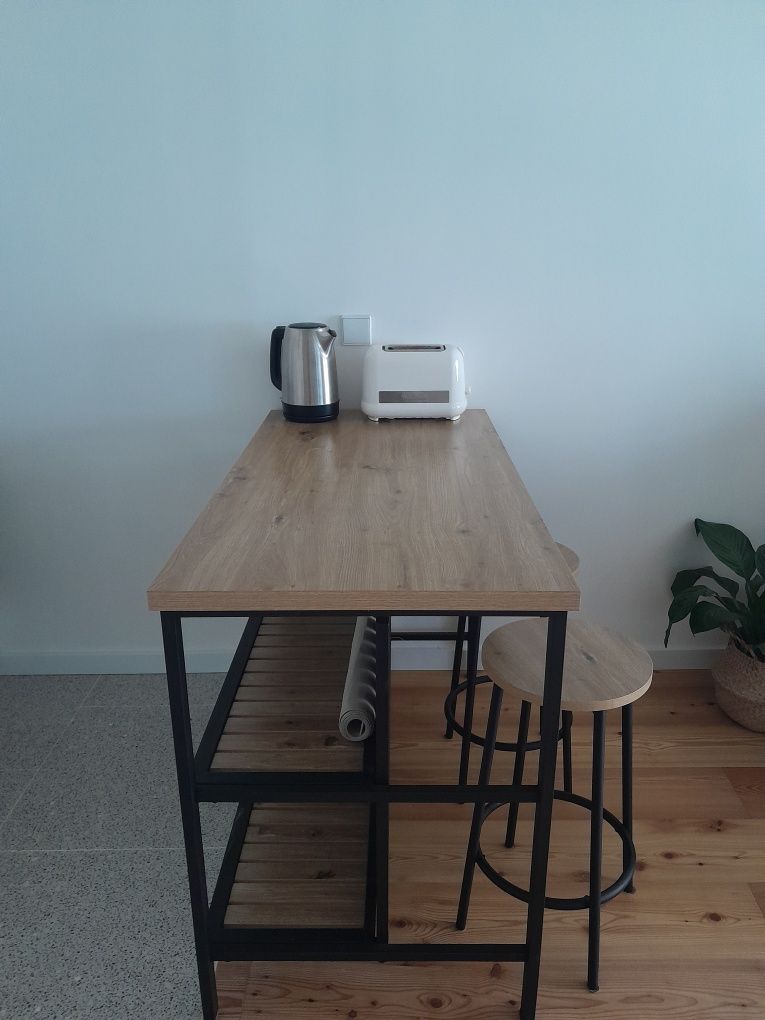Mesa apoio cozinha/sala e bancos