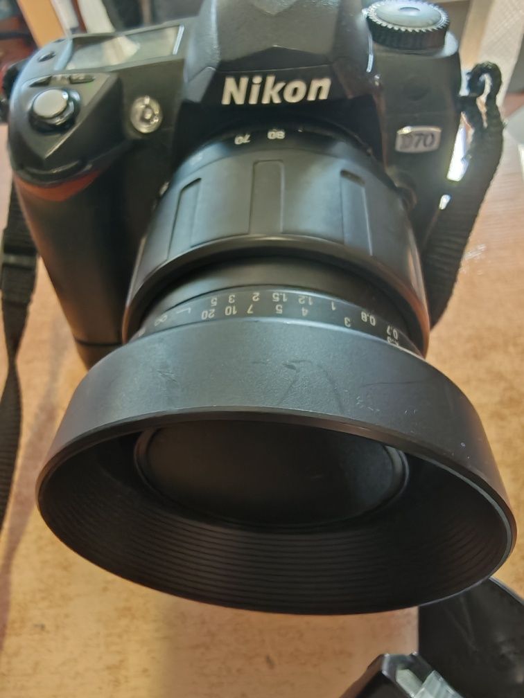Nikon D70 Plus 2 obiektywy i lampa