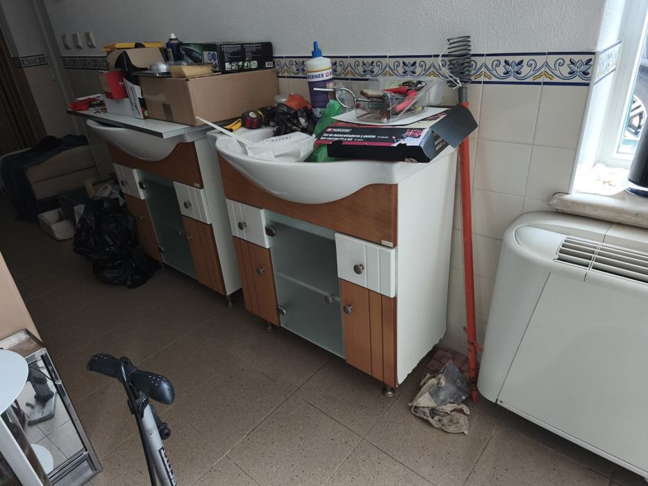 Dois móveis de casa de banho