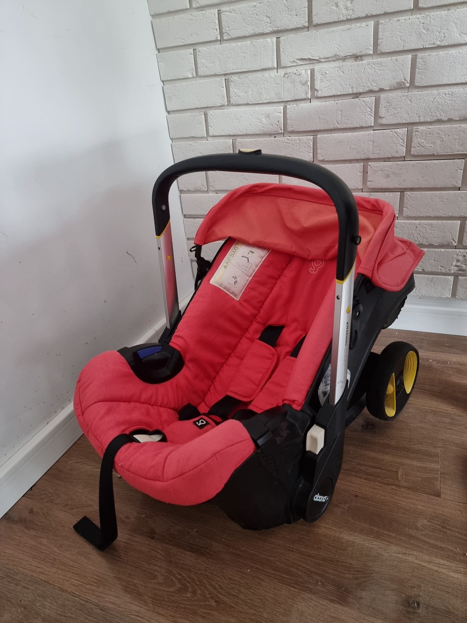 Wózek Doona z bazą isofix + akcesoria
