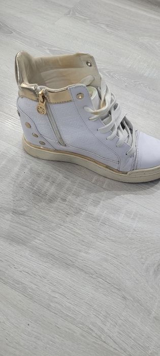 Butki na koturnie Guess 38