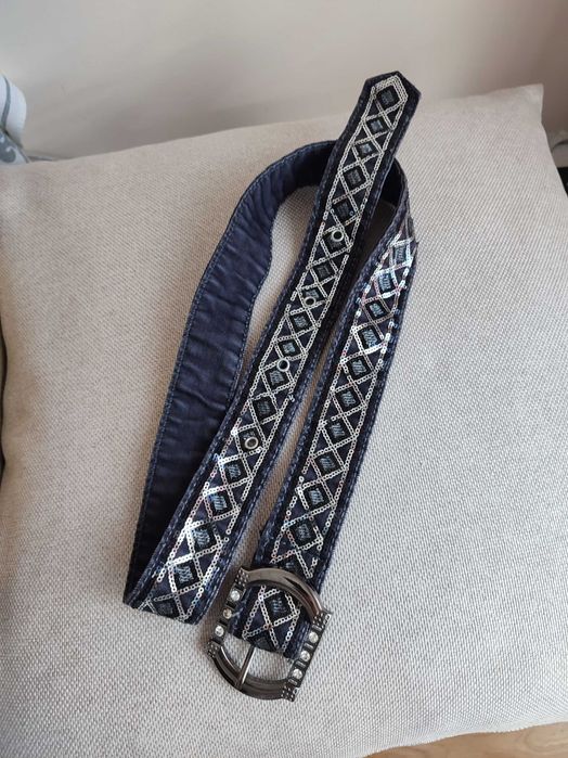 Pasek z kryształkami.