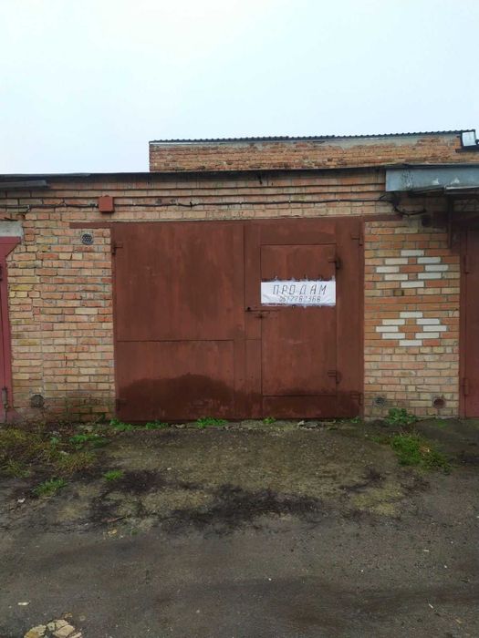 Цегляний гараж в центрі міста
