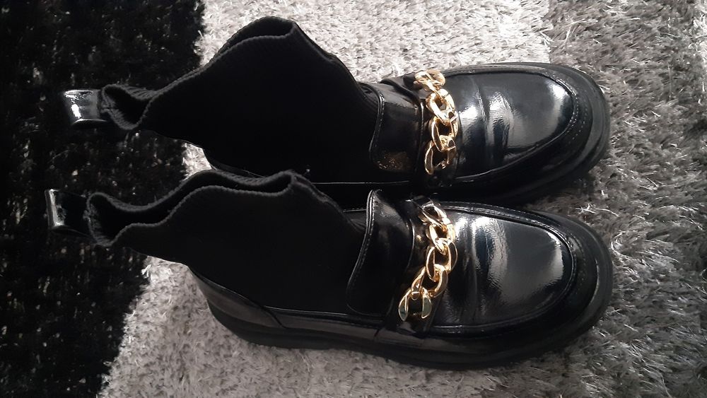 Botas Pretas corrente Dourada cano baixo 34