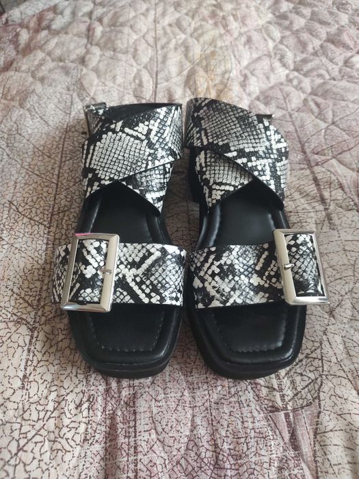 Босоніжки на платформі