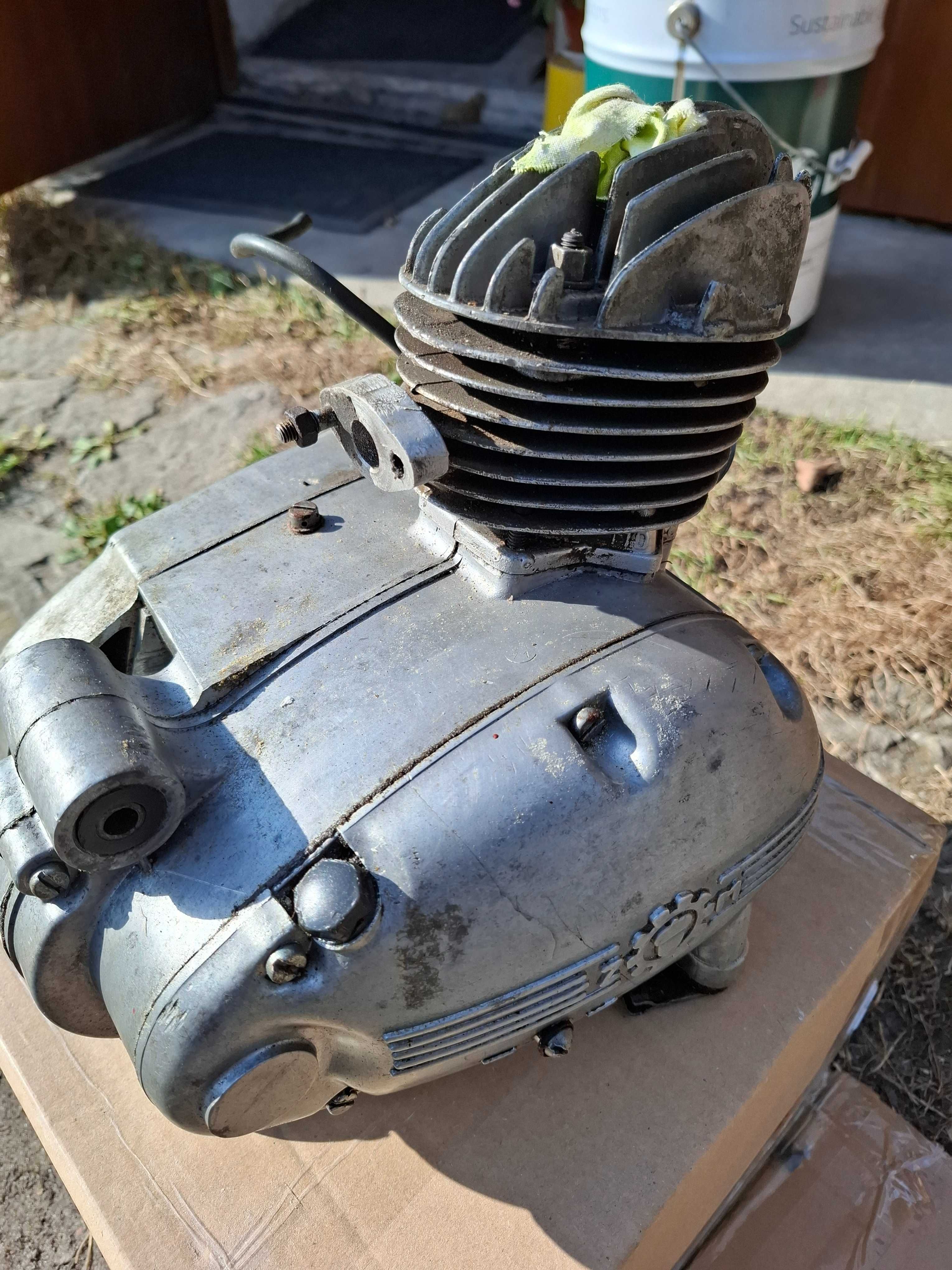 Silnik komar S 38   025 biegi w nodze używany.