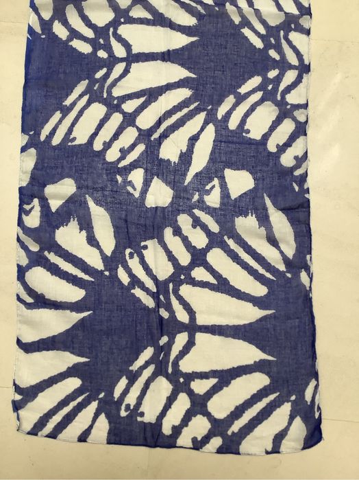 Echarpe azul e branca