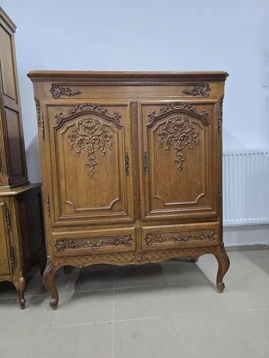 Komplet mebli w stylu ludwikowskim – kredens, barek i stół z krzesłami