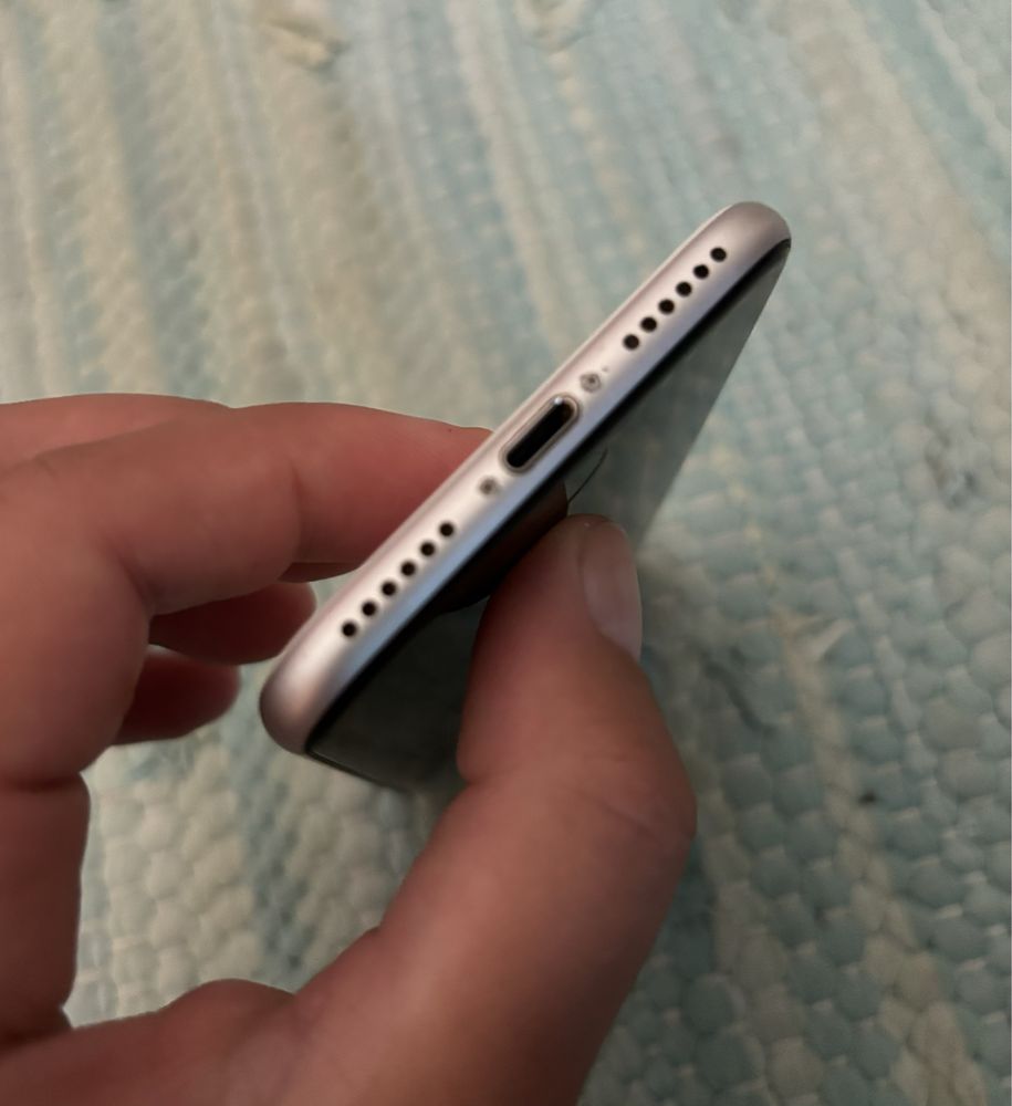 Iphone SE 2020 praticamente novo