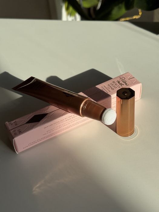 Charlotte Tilbury Beauty Light Wand – rozświetlacz w płynie