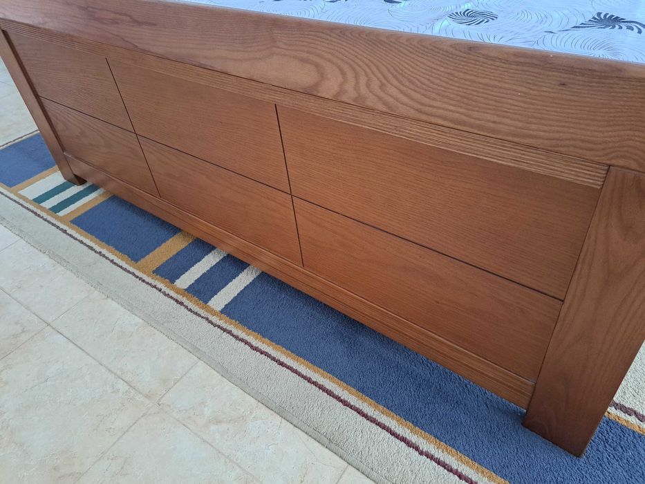 Quarto casal, colchão 195 x 160, comoda, 2 mesas, madeira castanheiro