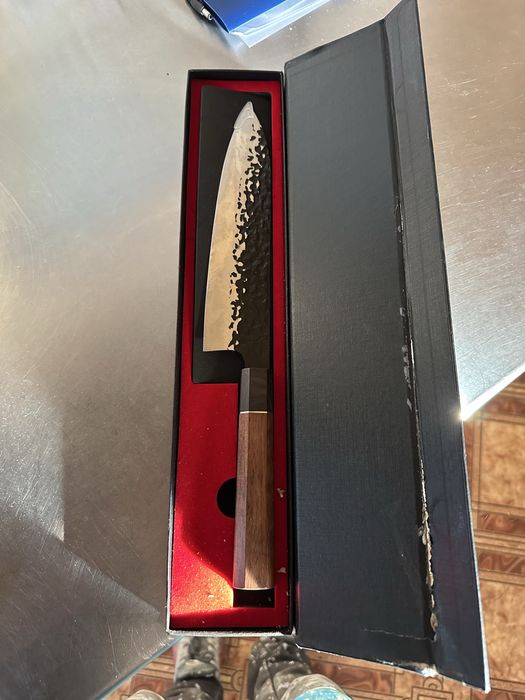 Nóż kuchenny japoński – stal młotkowana, drewniana rękojeść