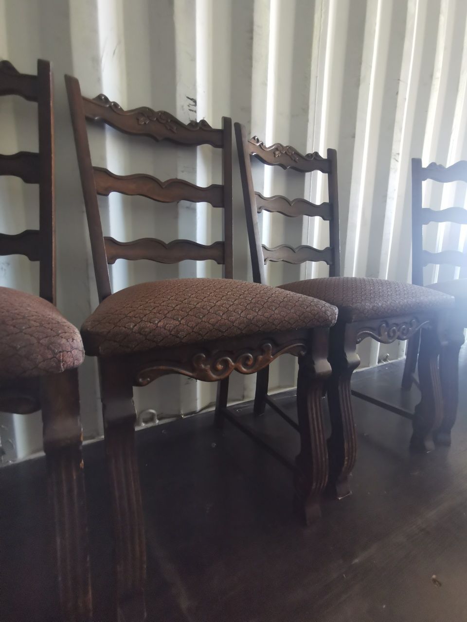 Zestaw 5 drewnianych krzeseł