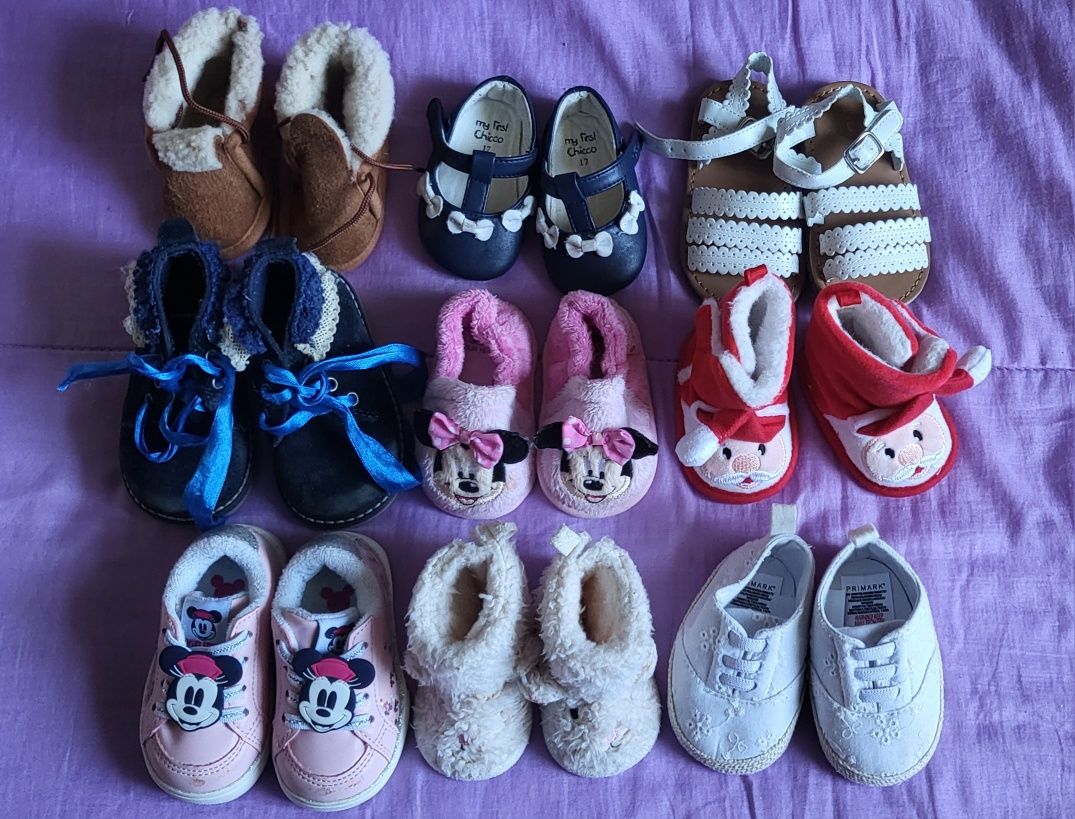 Lote de roupas e sapatos de bebé menina