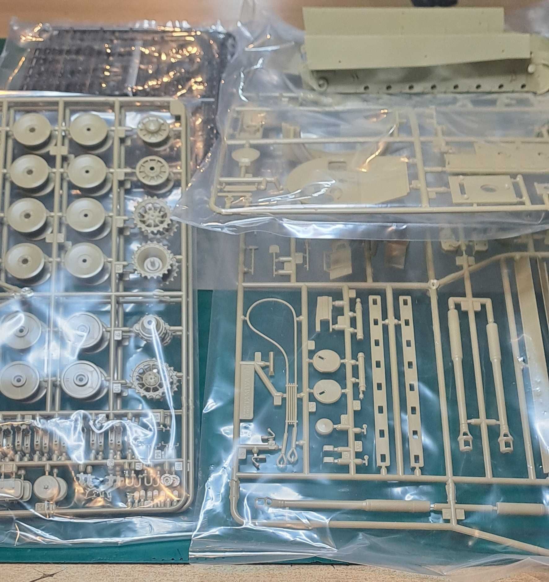 Tamiya Tiger I Mid Production i  zestaw  farb, pędzli i i kleju