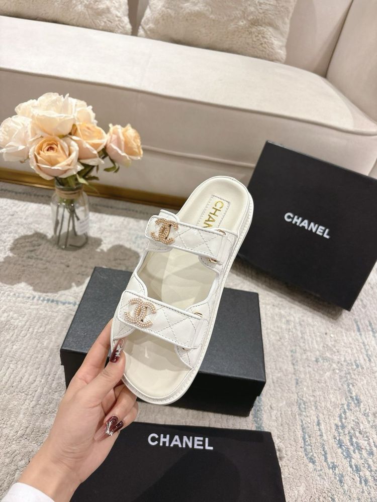 Klapki Chanel Dad White