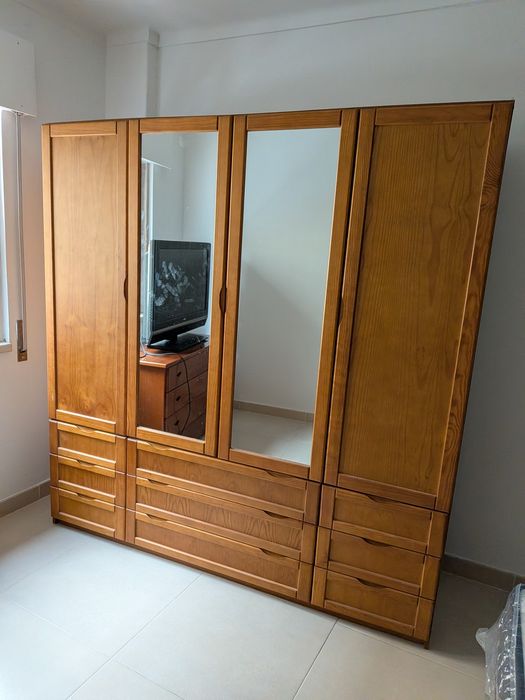 Roupeiro grande em madeira