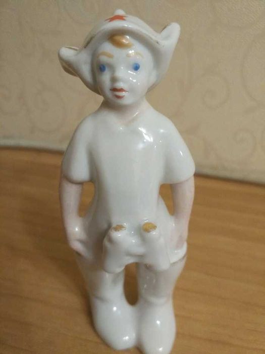 Статуетка хлопчик з біноклем у будьоновці