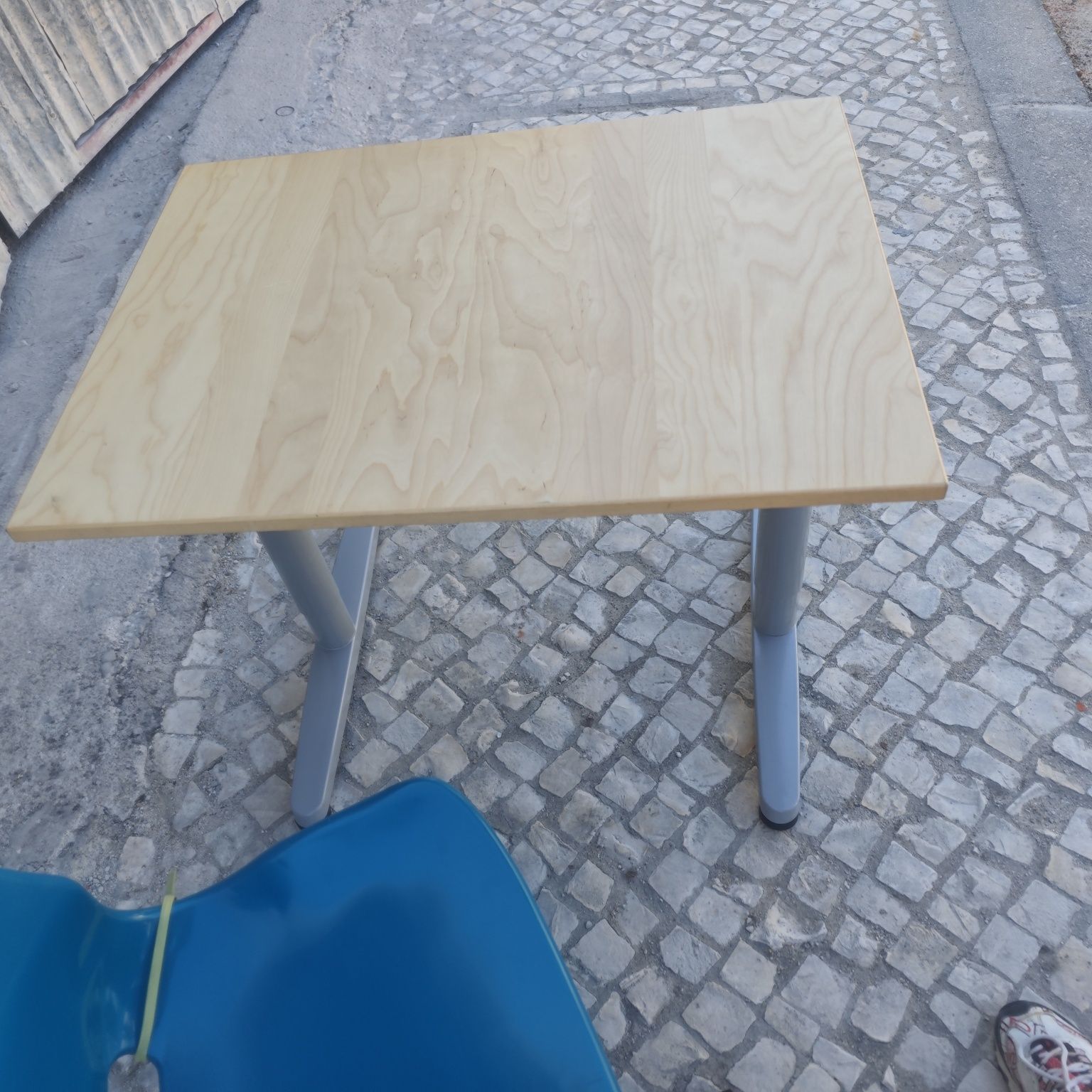 Mesa com vários níveis de altura sem cadeira