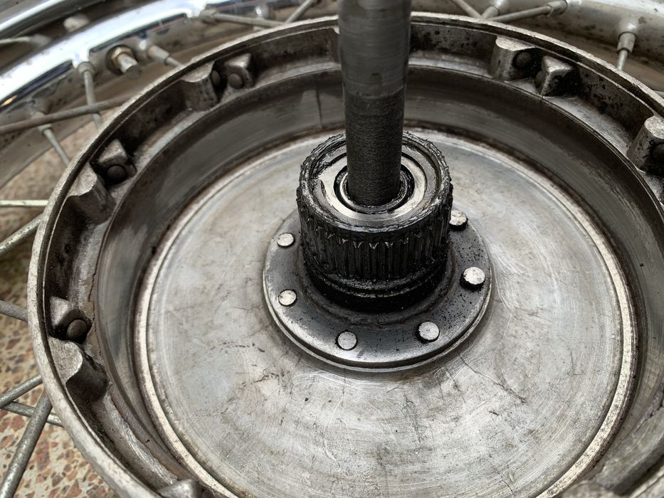 Задне і переднє колесо иж