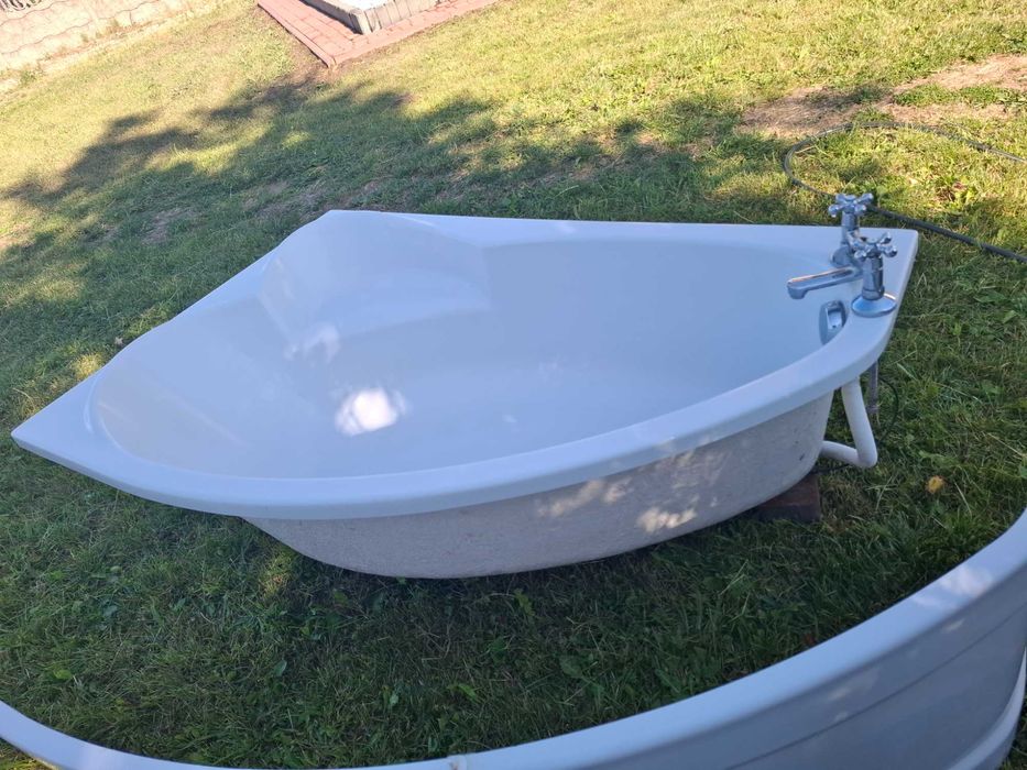 Wanna akrylowa z obudową,bardzo krótko używana.