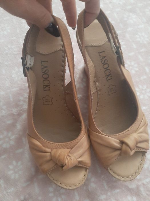 Buty na koturnie Lasocki. 37
