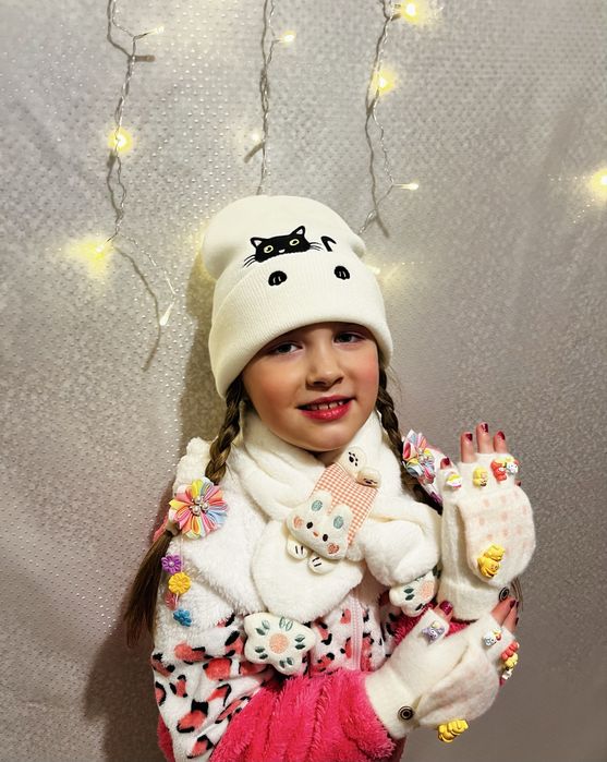 Продаю набір для дівчинки : шапка, шарф, терморукавички.