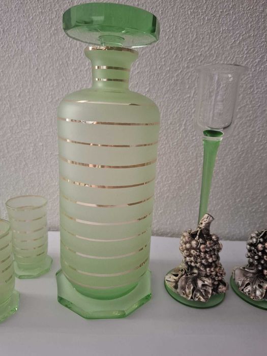 Garrafa, copos e castiçais de cristal (antigos)