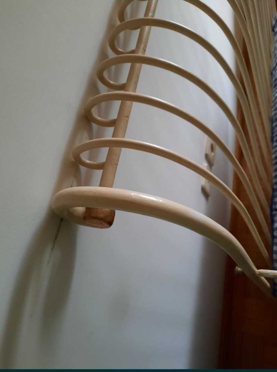 Cama francesa muito antiga em ferro e mesinha de cabeceira