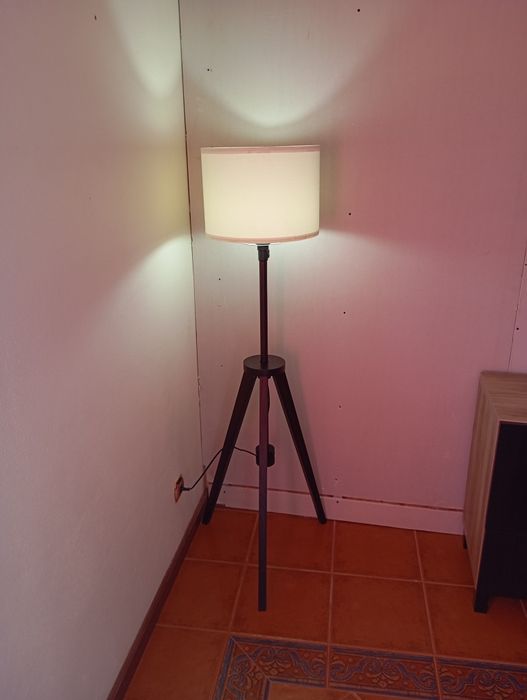 Candeeiro preto com abajur branco