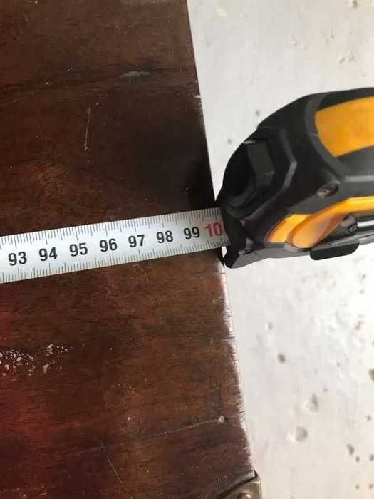 Arca Vintage, com detalhes em metal e pés separados.Bom estado