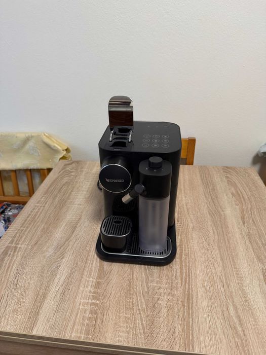 Ekspres kapsułkowy DELONGHI Nespresso Gran Lattissima EN640.B