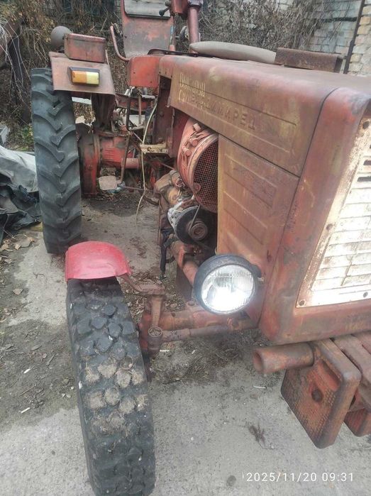 Трактор Т25 з плугом