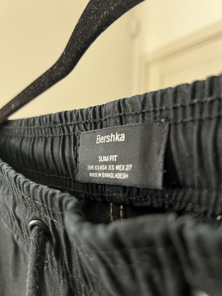 Чорні чоловічі брюки Bershka