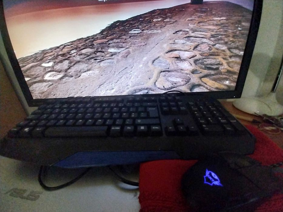 PC gamer, computador com écrã, teclado e rato