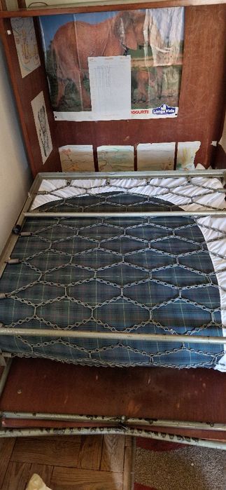 Móvel com armário e cama de solteiro incorporado