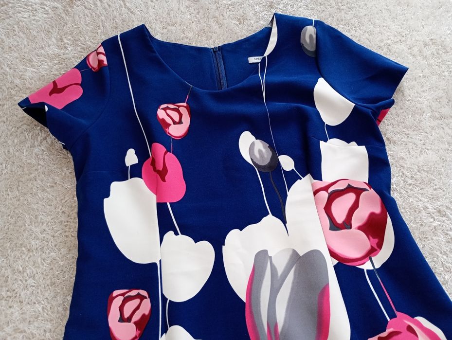 Sukienka w kwiaty plus size