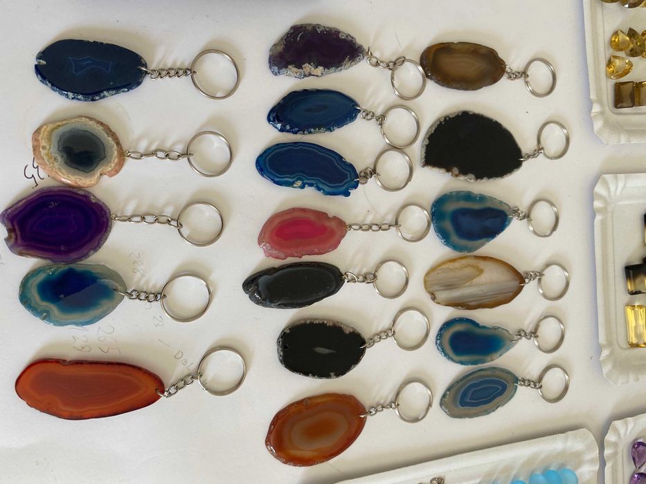 CHAVEIROS COM PEDRAS NATURAIS