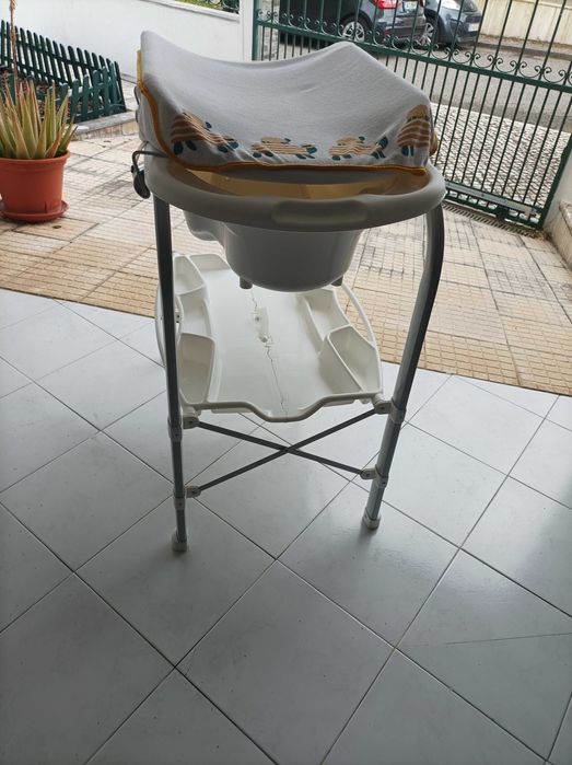 Banheira para bebé com móvel