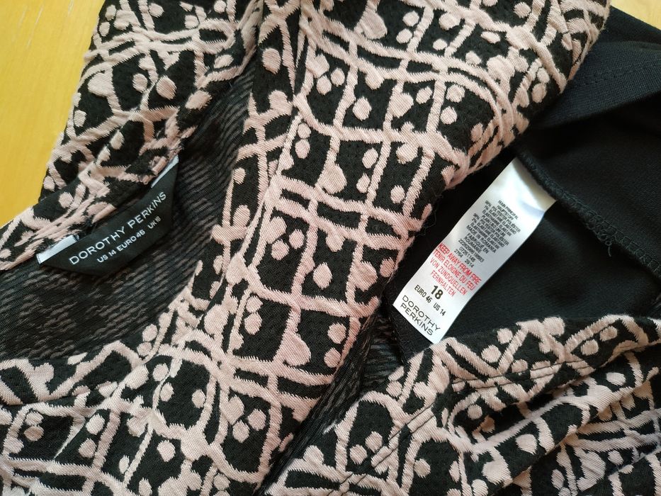 Elegancka wygodna sukienka uciągliwa roz 18. Doroty Perkins. Sliczna.