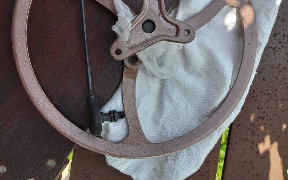 Ножний привод для радянської швейної машинки в повній комплектації.