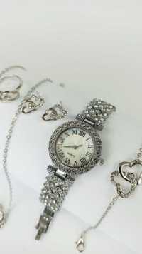 Zestaw prezentowy: Srebrny zegarek damski kwarcowy Zestaw biżuterii