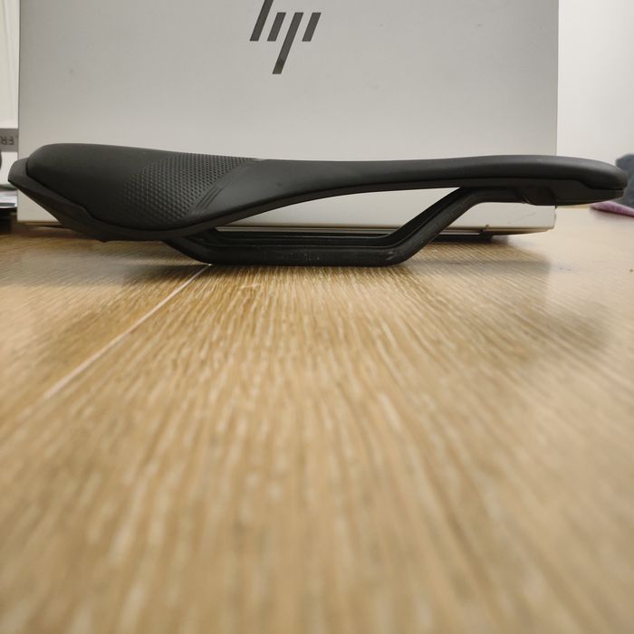 Siodełko szosal PRO Griffon Team, 143mm, podstawa i pręty karbonowe